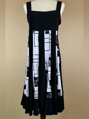 Frank Lyman women’s dress. Black and white A-line, abstract print. Size 8. EUC